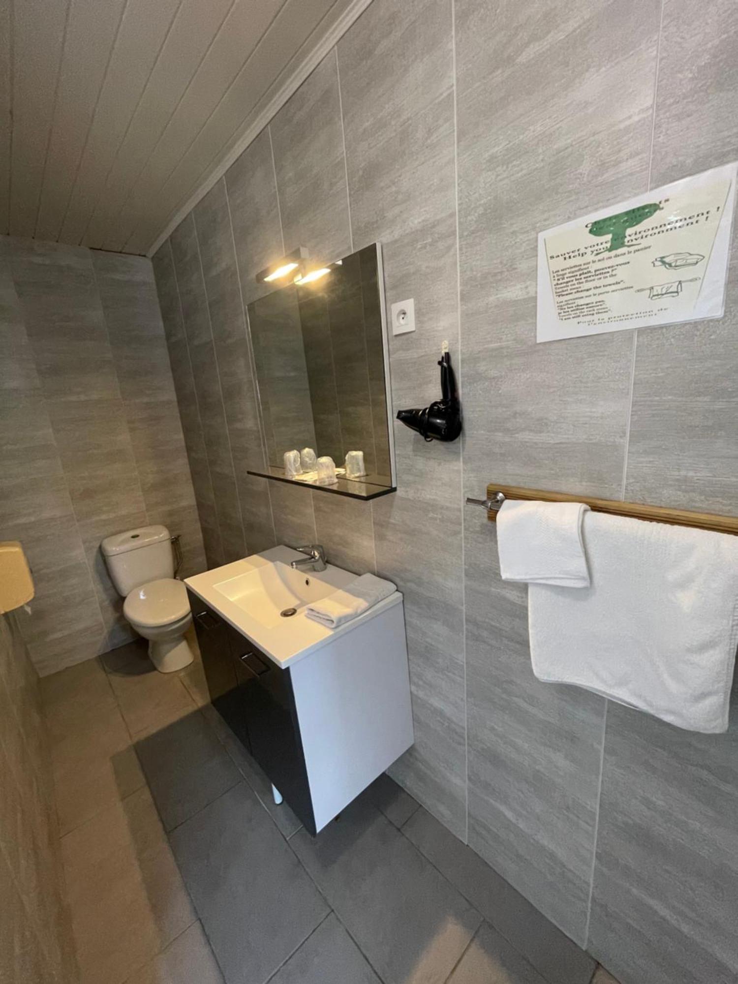Hotel Auberge Des Charmilles Sainte-Soulle الغرفة الصورة